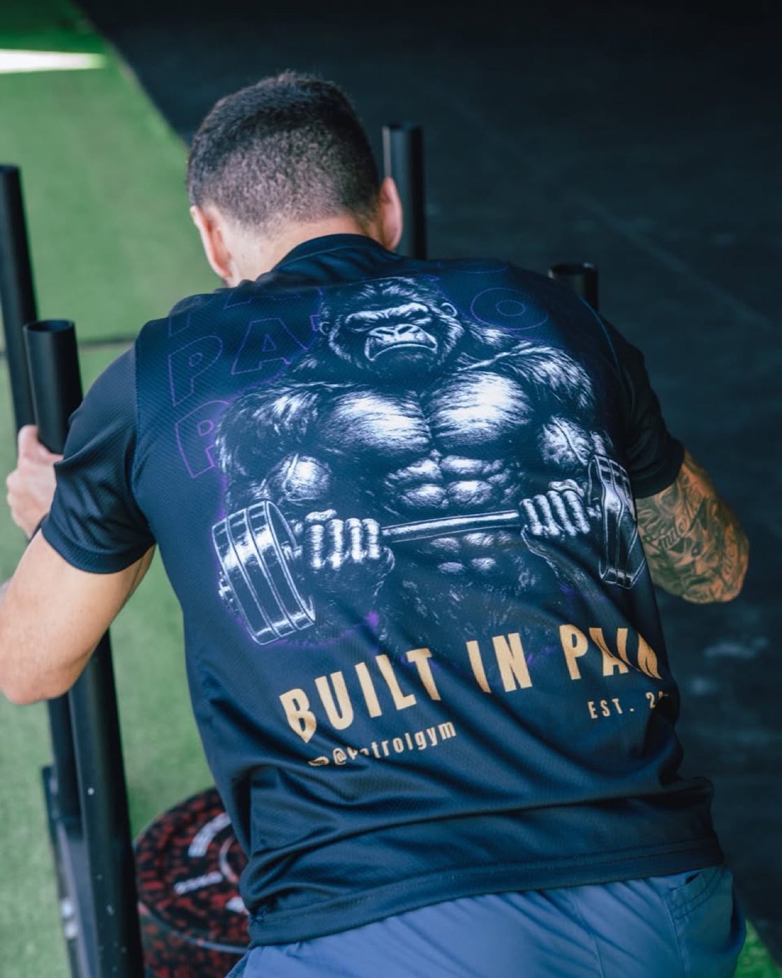 Edzés a PatRol Gymben: szánkótolás a műfüves sávon
