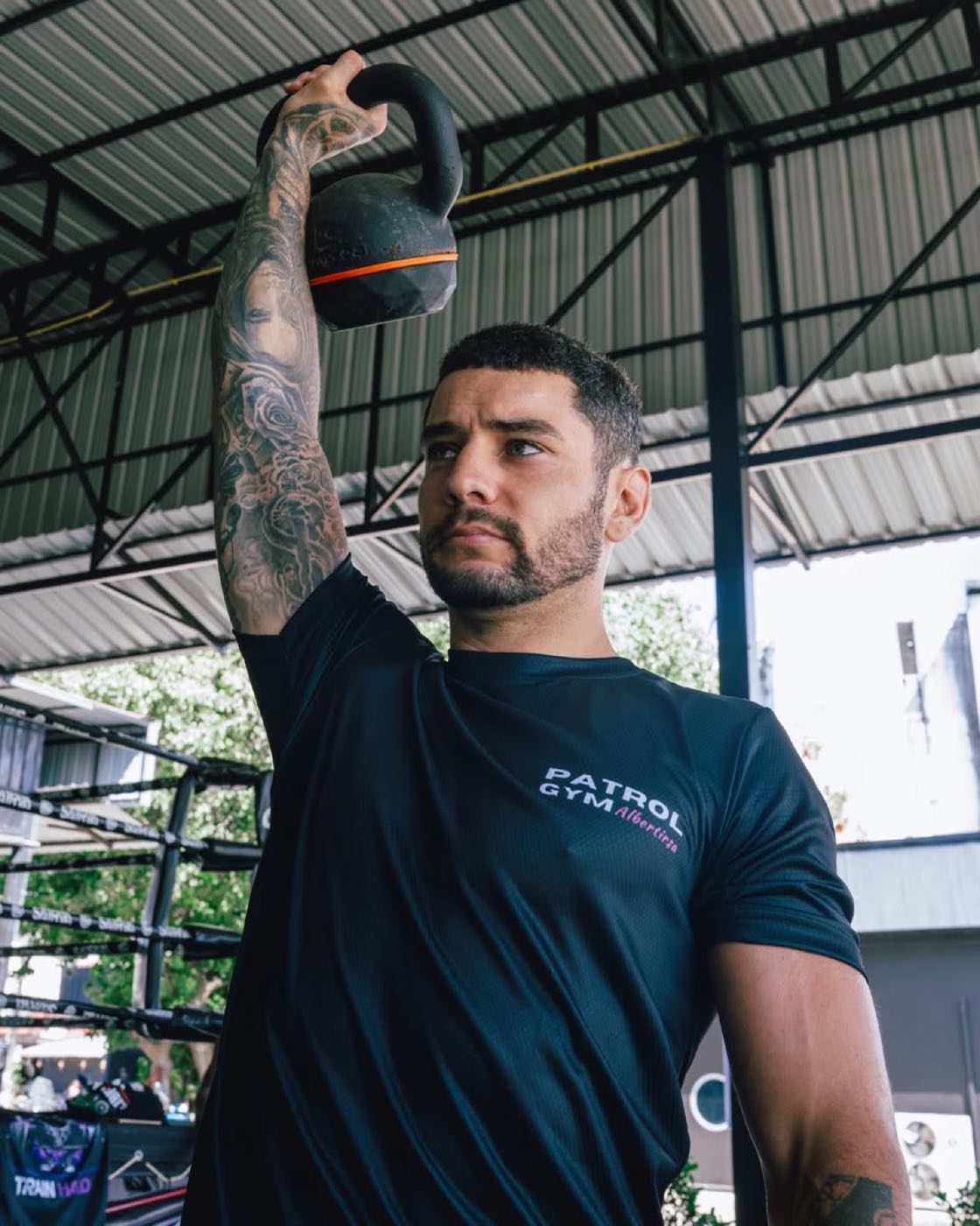 Kettlebell-emelés a PatRol Gym fedett edzőterületén, mögötte a ring