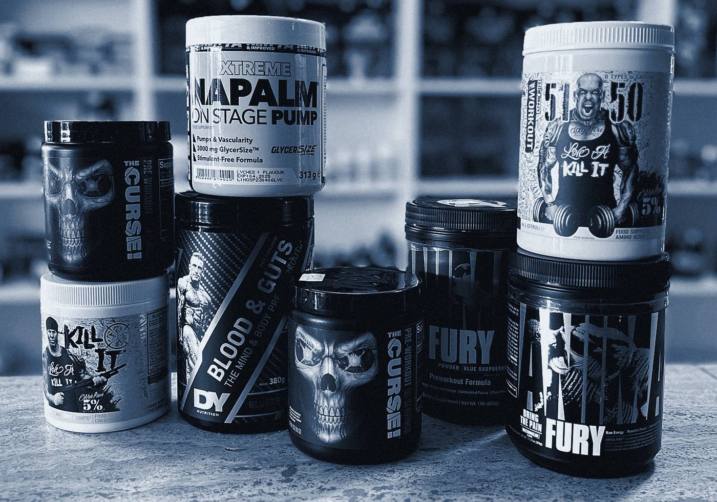 Pre-workout és fehérje készítmények egymásra állítva a pulton